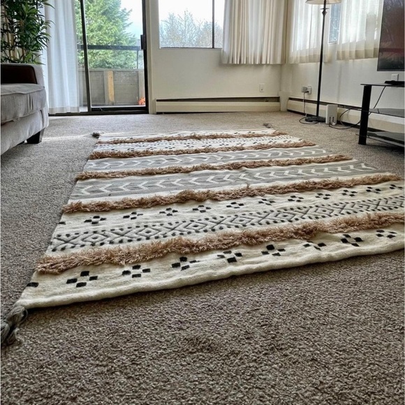Wool Rug - Picture 4 of 7